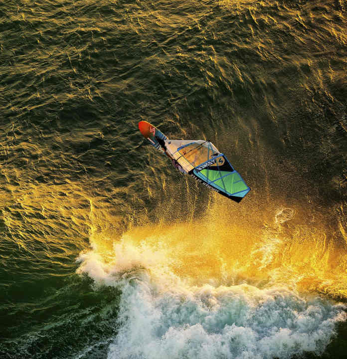 Long-time readers of surf magazine will remember. In April 2017, Ben Proffitt made it onto the cover with this Carter shot.