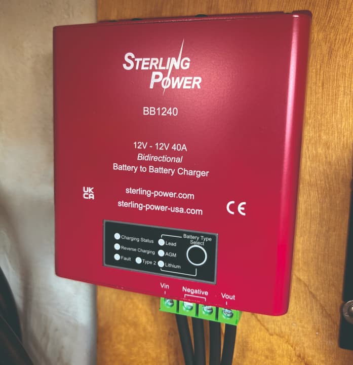 Von der YACHT ausprobiert: ein Batterie-zu-Batterie-Ladegerät von Sterling. Ein schlichtes Design im klassischen Sterling-Rot, sehr einfach zu montieren