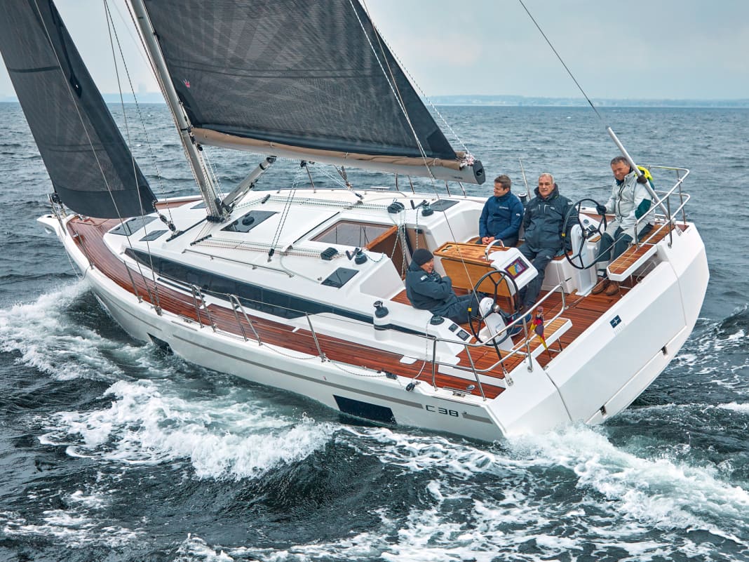 Neue Mittelklasse segelt mit einfachem Handling kursstabil