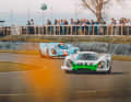 Der 917-001 führt die 917-Parade in Goodwood an. Ihm folgt der 917 KH.