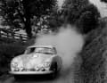 Internationale Österreichische Alpenfahrt 1958: Porsche-Rennfahrer Ernst Kraus pilotiert den Porsche Typ 356 A 1500 GS Carrera Speedster.