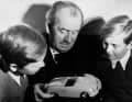Ferdinand Porsche mit Ferdinand Alexander Porsche und Ferdinand Piëch (rechts), ca. 1949.