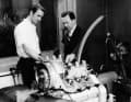 Ferdinand Piëch (links) und Ferry Porsche neben dem Motor Typ 718/2 für den Porsche 901, ca. 1963.
