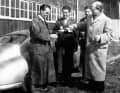 Die Übergabe eines der ersten 356 an den Kunden Dr. Ottomar Domnick wird mit Sekt gefeiert.