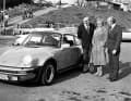 Harald Wagner (links) übergibt einen 911 Turbo 3,0 Coupé (Mj. 1976) an Familie Pietsch.