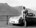 Dr. Ottomar Domnick neben seinem Porsche 356.