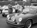 Uli Hoeneß (Mitte) nimmt seinen Porsche 911 Carrera RS 2,7 Coupé (Mj. 1973) entgegen; links Harald Wagner.