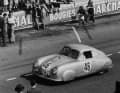 Le Mans 1951: Auguste Veuillet und Edmond Mouche erreichen mit dem Porsche 356 SL 1100 bei dem ersten Einsatz eines Porsche in Le Mans den Sieg in der Klasse bis 1100 ccm.