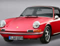 1965 präsentiert Porsche die erste Generation des 911 Targa. Ein Jahr später kommt sie auf den Markt. Das Fahrzeug ist weder Cabriolet noch Coupé, sondern etwas völlig Neues: das erste Sicherheitscabriolet der Welt mit feststehendem Überrollbügel. Benannt wurde es nach der „Targa Florio“, einem Straßenrennen auf Sizilien.
