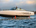 Candela C-8: Mehr als 50 Seemeilen Reichweite mit 24 kn Marschfahrt und 30 kn (55,6 km/h) Topspeed. Rein elektrisch und mit einer Batteriefüllung – versteht sich von selbst.  Carbon, ein revolutionärer, im eigenem Haus entwickelter Pod-Antrieb und ein elektronisch gesteuertes Hydrofoilsystem, das den Reibungswiderstand um 80 Prozent reduziert, machen’s möglich.