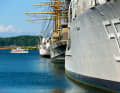 Paradeaufstellung: die Museumsschiffe des Marinmuseum in Karlskrona, in „Kiellinie“ an der Pier aufgereiht: Minensuchboot „Bremön“, Flugkörperschnellboot „Västervik“ und das Vollschiff „Jarramas“