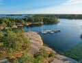 Die „Rolling Swiss 2“ am Steg von Söder Långholm. Im Hintergrund die Insel Stora Jolpan mit dem Naturhafen Finnhamn, auch bekannt als Paradisen
