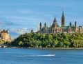 Imposanter Auftakt: Blick über den Ottawa River auf Parliament Hill, das politische Herz Kanadas. Links daneben ist die Schleusentreppe von Ottawa zu erkennen – der Beginn des Rideau Canals