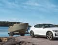 If you want to travel electrically and need more than the currently possible 2500 kg towing capacity, you currently still have to opt for a hybrid, where towing capacities of up to 3500 kg are possible. Purely electric estate: Polestar 2 with XShore 1 e-boat. The car tows up to 1500 kg