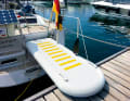 Luftnummer: Mittlerweile bieten zwei Hersteller aufblasbare Gangways an, die vor Anker zudem als SUP-Board oder Badeinsel genutzt werden können. Das Modell von Plastimo (970 Euro) ist 2,50 Meter lang und 70 Zentimeter breit, verfügt über eine rutschfeste Oberseite und vier stabile Edelstahlringe, mit denen es beidseitig einfach zu fixieren ist