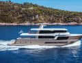 Elegant: Guido de Groot drew a black glass strip from the stern to the bow, which also integrates the windows of the saloon. For a clean look, the designer hid the tender behind the forward bulwark