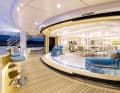 Außen und innen: Die Cockpitbar vor dem Pool auf dem Hauptdeck dient als erste Station nach dem Abendmenü achtern im Salon