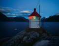 Selbst um Mitternacht ist es hell genug, um vor dem Leuchtturm von Slåttenes im Utnefjord auf Sicht zu fahren.