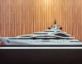 Visitenkarten:  Yachtmodelle von  „Al Lusail“ (123 Meter, Lürssen) und ...