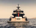 Stufen zur See: Die Teakplanken ziehen sich auch über den Spiegel und betonen die Horizontalität der Badeplattform, die auch einer 80-Meter-Yacht gut stehen würde