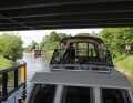 With the mast lowered, it passes under the road bridge in front of the Himmelpfort lock