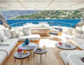 Open air: The sun deck with jacuzzi and bar can be customised. Thanks to the hardtop, there is always enough shade here