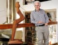 Schöne Sammlung: Wer das Haus von Martin Francis in Südfrankreich betritt, versteht sofort, was den Künstler und Designer antreibt: Kultur, Kunst und Musik. Hier steht Francis neben einer
seiner Fórcola genannten Dollen, in denen die Gondolieri in Venedig ihre Paddel einhängen. Neun dieser formschönen Holzskulpturen aus
der Werkstatt von Saverio Pastor schmücken die Einrichtung des Designers.