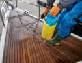 Schritt 3 - Einsprühen: Das Deck wird mit dem Spezialreiniger von Semco behandelt, dabei nimmt das Holz kurzfristig einen recht dunkeln Farbton an