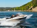 Galia 700 Sundeck (PL): 6,97 m lang, 2,55 m breit, Verdrängung (o.M.) 1800 kg. Mit 1x 150-PS-Außenborder: ab 88.721 €