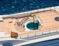 Ungewöhnliche Lösungen: Das Poolbecken versinkt im Sundeck. Ein Niedergang führt in den Patio. Das Skylight erhellt die Eignersuite