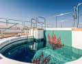 Pool und Patio: Das Korallenmosaik an der Beckenwand nimmt den Namen der Yacht auf