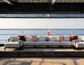 Das obere Achterdeck mit Lounge-Sofa.