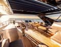 Dachterrasse: Der hintere Teil der Flybridge verfügt über Lounge, Bar und Speiseplatz. Auf dem Teakdeck bleibt noch Raum für einen Jacuzzi