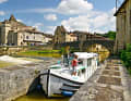 Old masonry in towns and locks: our boat just fits into the chamber of the Nérac lock
