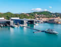 Erfolg in Aquamarin: Riva unterhält in La Spezia eine  der modernsten und industriell ausgefeiltesten  Superyacht-Fertigungen. Im Dock links werden Yachten final ausgerüstet und gegenüber ausgeliefert