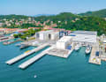 Long pier: The Travellift extends far out for the launching of large displacement vessels. In La Spezia, Baglietto maintains five building sites covering 35,000 square metres