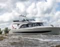 Die neue Boarncruiser 50 Traveller von der Seite. Gut zu sehen: die geschwungenen Linien der Flybridge