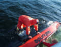 L'equipaggio della nave "Werner Kuntze" ripara il gommone ribaltato
