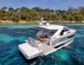 The bathing platform and cockpit with lowerable side walls offer a huge outdoor area, which the well-padded seat/lounger unit turns into a comfortable relaxation zone