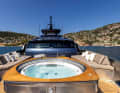 Der Bug-Bereich mit Jacuzzi für sechs Personen
