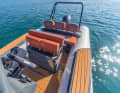 The 3-seater bench seat in the rear and the double seat in front of the console are well upholstered. The GRP steps on the hoses are on the options list