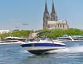 Let's go to the cathedral in Kölle: Our chartered Bayliner in front of perhaps the most famous church building in Germany