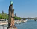 Statue von St. Nikolaus am Rheinauhafen. Rechts im Bild: die Deutzer Brücke