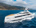 Surprising: Royal Hakvoort realised a coupé-like design by Omega Architects and integrated explorer capacities, such as a submarine in the forecastle