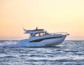 Die Beneteau Antares 12 im Sonnenuntergang. Gut zu sehen: Die großen Rumpffenster