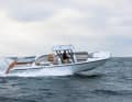 Beach Lander: Cockwells Zehn-Meter-Beiboot transportiert zwölf „Renaissance“-Gäste mit bis zu 38 Knoten. Die Anlandeplattform fährt elektrisch aus