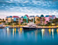 Bunte Farben gehören auf den Bahamas zum alltäglichen Bild