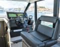 The driver's bench can be easily swivelled and integrated into the seating area. Also practical: the door next to the driver