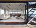 Hauptdeck: In der Lissoni-Variante prägt Designmobiliar den Salon. Möglich ist hier eine Galley, im Tausch für eine vierte Gästekabine
