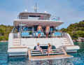 Transformer: Die 4,20 Meter breite Plattform am Heck liefert Opacmare. Sie dient wahlweise als Cockpit-Terrasse, Beachclub, Badeleiter oder Tenderlift